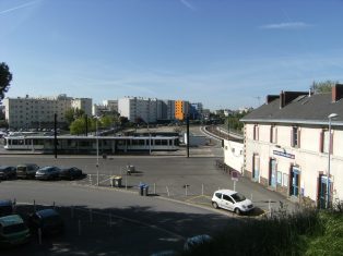 Pont-Rousseau, où cœur de Nantes à 11 minutes en tram de la gare. Pôle multimodal modeste, mais efficace.