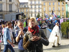 Un contre-manifestant (pro mariage gay) devant la manifestation pour tous à Rennes. Photo Gilbert Engelhardt