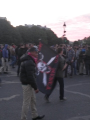 Deux jeunes avec un drapeau inconnu à l'extrême-droite